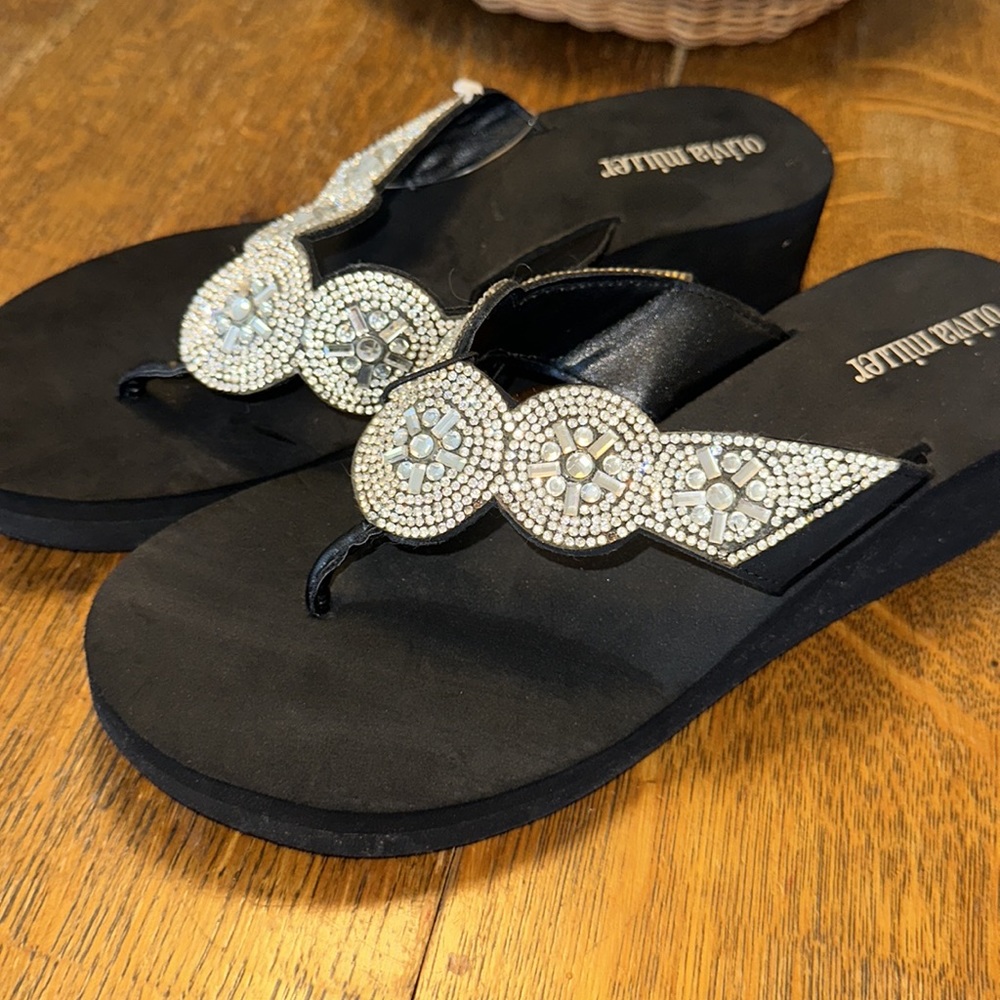 NWT OLIVIA MILLER Women's Embellished Strap Wedge Flip Flops, Black sz9 - Picture 2 of 4